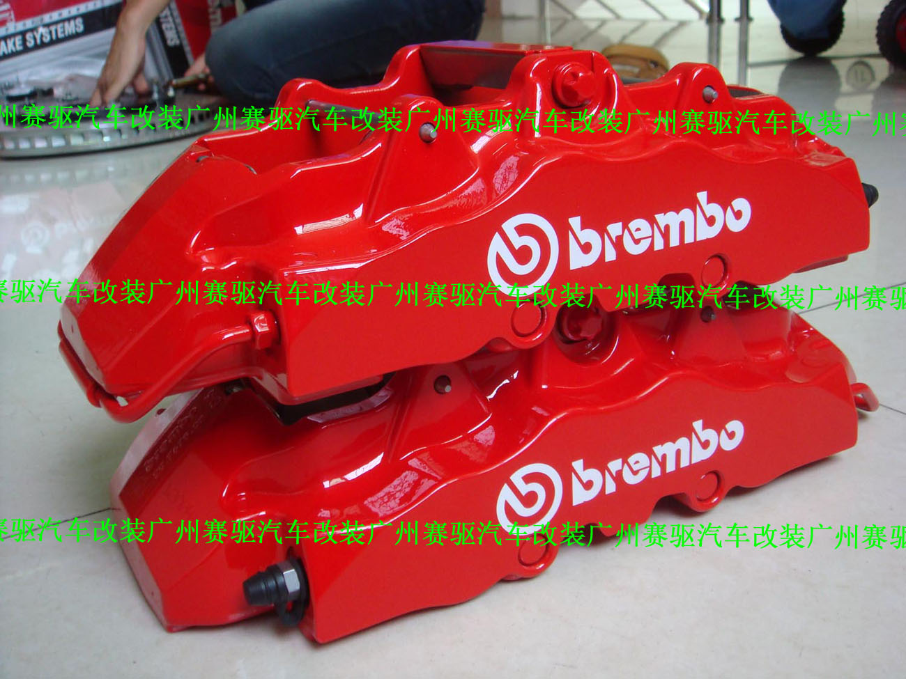 英菲尼迪FX35改裝意大利BREMBO競技版8活塞剎車卡鉗套裝